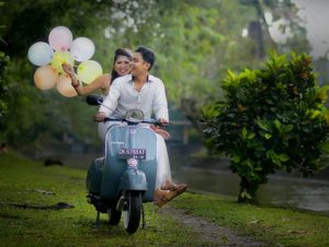 prewedding menggunakan vespa