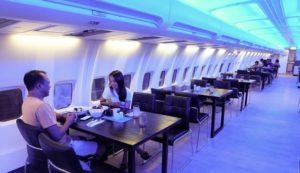 Tempat makan di dalam pesawat Keramas Aero Park